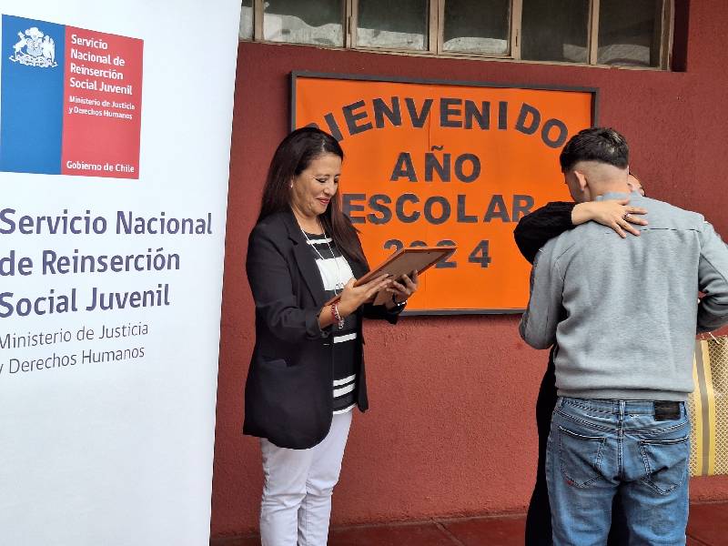 Jóvenes en proceso de reinserción se certifican en peluquería y barbería
