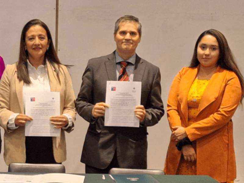 Servicio regional y Santo Tomás firman convenio de colaboración que beneficiará a jóvenes de la región
