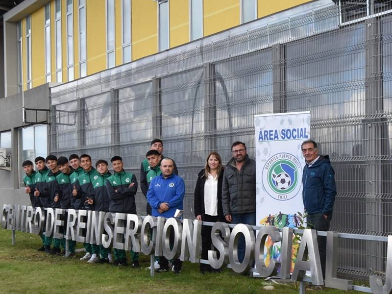 Los Lagos: Deportes Puerto Montt celebró 42 años visitando a jóvenes en nuevo centro de reinserción