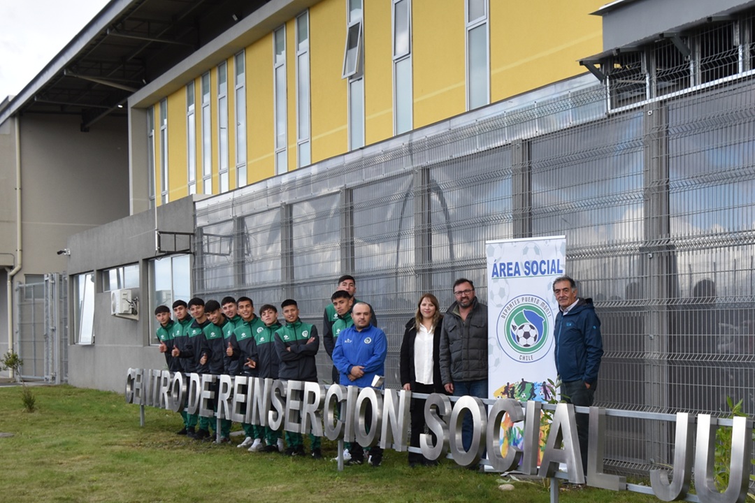 Los Lagos: Deportes Puerto Montt celebró 42 años visitando a jóvenes en nuevo centro de reinserción