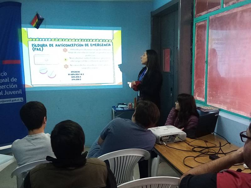 Magallanes: Jóvenes en proceso de reinserción participaron en taller de prevención en salud y VIH
