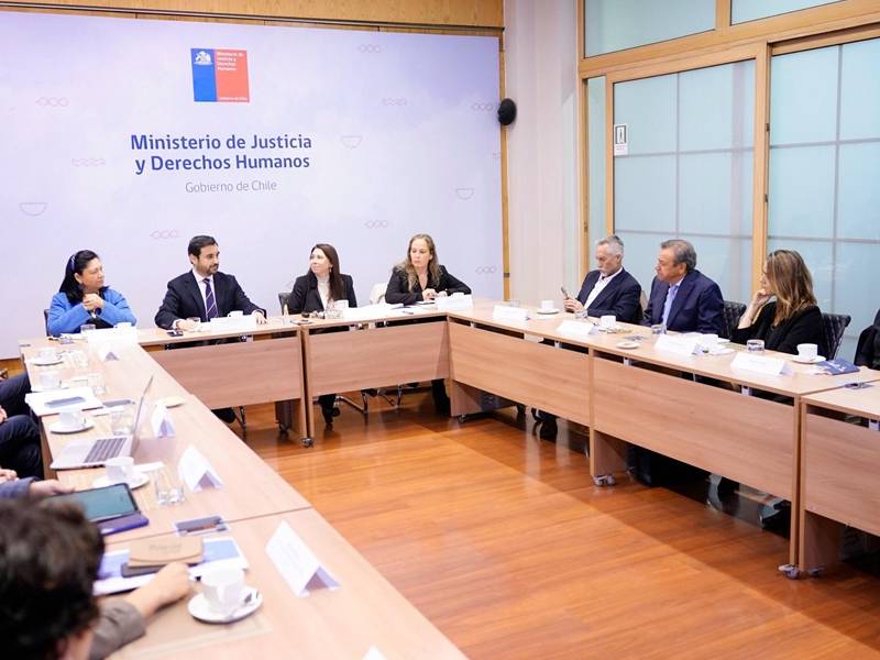 Ministerio de Justicia y empresas abordan estrategias de reinserción social juvenil