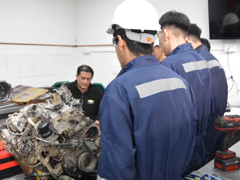 Los Lagos: Jóvenes en reinserción visitaron talleres mecánicos de empresa automotriz