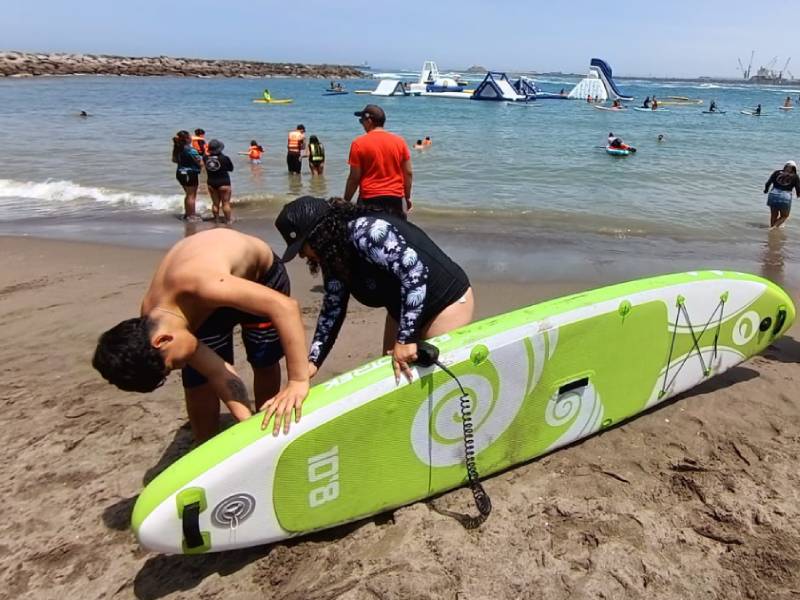 Arica: Joven realiza "Stand Up Paddle" gracias a alianza con Corporación Costa Chinchorro