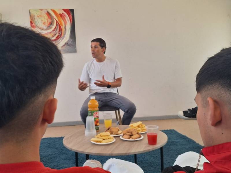 Coquimbo: Periodista Gustavo Huerta inspira a jóvenes privados de libertad con charla sobre resiliencia