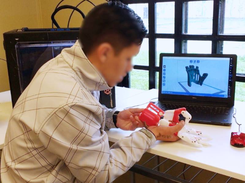 Valdivia: Jóvenes desarrollan habilidades en Taller de Impresión 3D