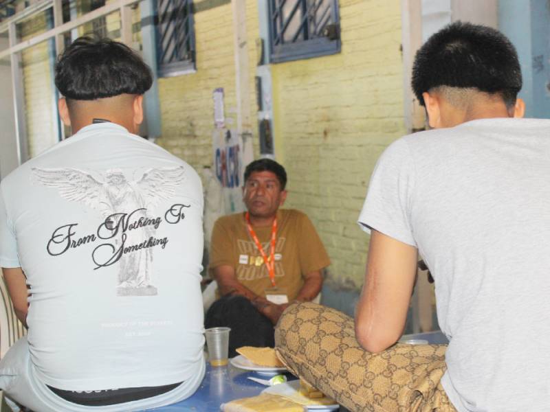 RM: Influencer creador de “psicología callejera” visitó a jóvenes en centro