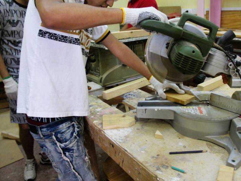 Tarapacá: Jóvenes del Centro de Internación Juvenil aprenden oficio en taller de carpintería