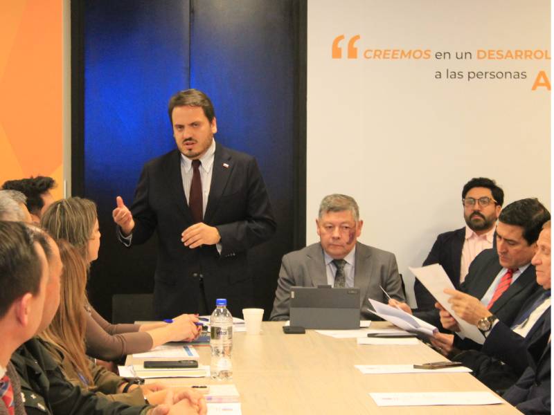 Amplio compromiso de autoridades regionales con la reinserción social de jóvenes