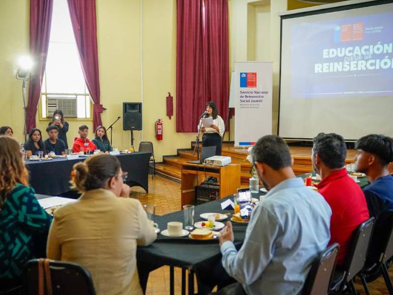 Autoridades de Justicia desayunan con jóvenes en reinserción que inician estudios en educación superior
