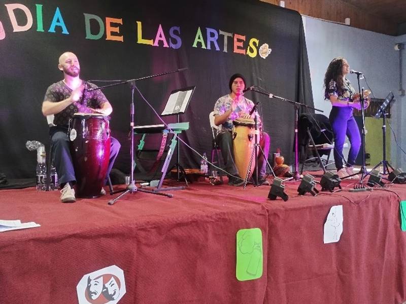 RM: Jóvenes celebran el "Día de las Artes" con música en vivo y la creación de un mural comunitario