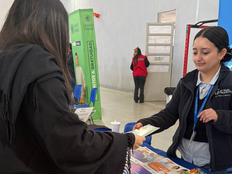 Maule: Jóvenes en proceso de reinserción conocen opciones de vida en primera feria vocacional